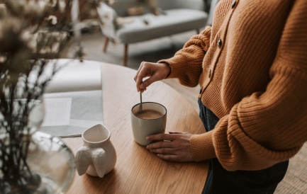 Măsuțele de cafea: De ce sunt elemente importante în livingul tău?