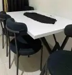 Set Masa Bucatarie cu 4 Scaune Leonida, alb si negru