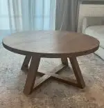 Masă de cafea realizată din placaj stratificat de eucalipt, finisată cu furnir de stejar natural