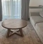 Masă de cafea realizată din placaj stratificat de eucalipt, finisată cu furnir de stejar natural